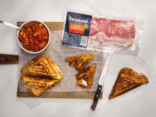 Toasties with bacon, beans and mozzarella