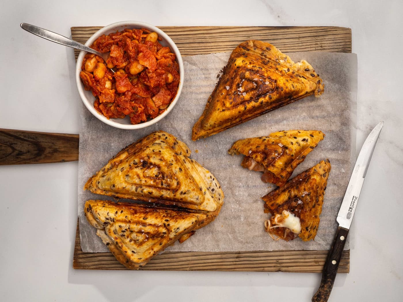 Toasties with bacon, beans and mozzarella